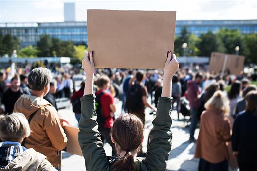 Rückansicht von Menschen mit Plakaten und Postern zum weltweiten Streik